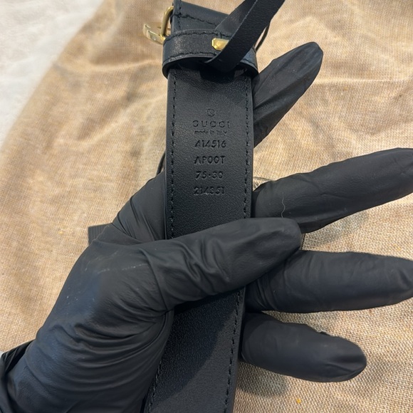 Black Gucci Belt Medium emblem size - Picture 4 of 5